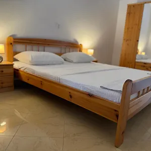 Apartament Bernarda 2, Nin